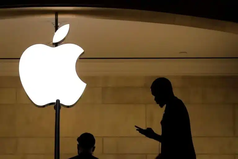 Apple sees biggest fall in sales for a year-BBC